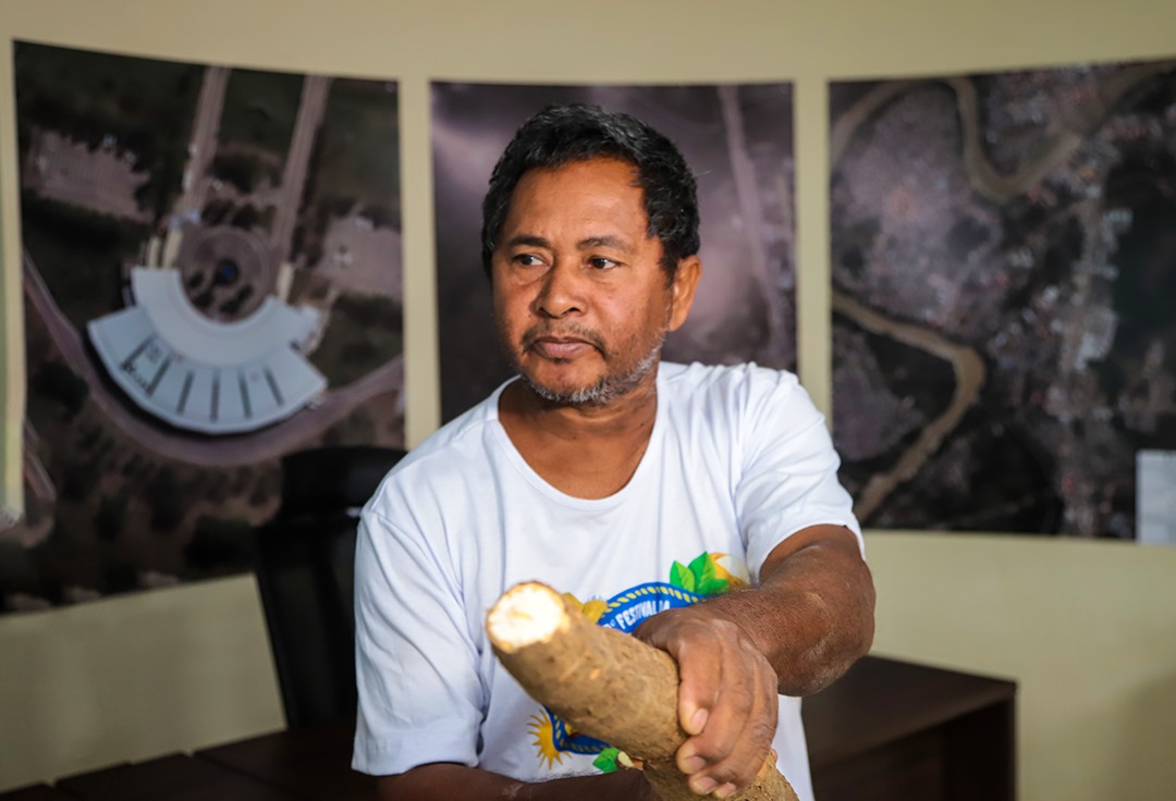 Foto de José Ferreira, bicampeão do Concurso da Macaxeira mais pesada