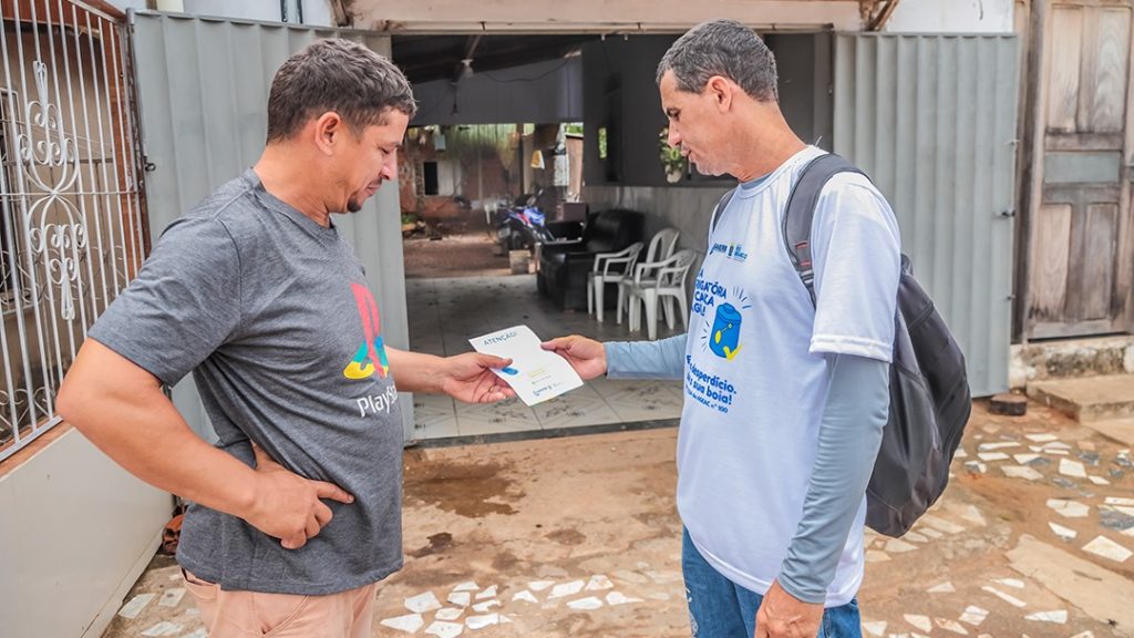 Prefeitura de Rio Branco inicia fiscalização e distribuição gratuita de boias para combater desperdício de água 5 Boia na Caixa dagua 6 e1760646712166