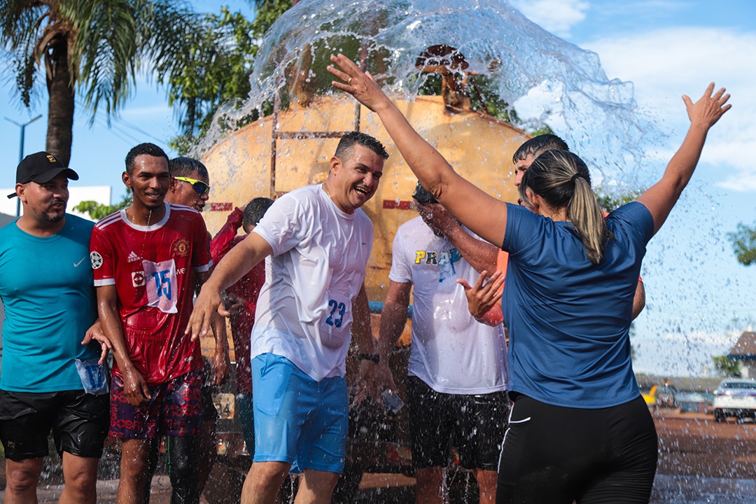 Foto do secretário Tony Roque e servidores comemorando