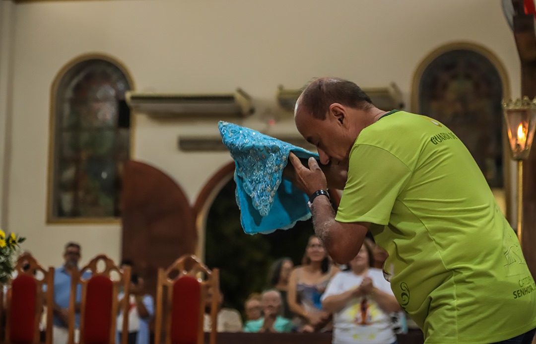 Foto do Prefeito de Rio Branco e um dos mantos de Nossa Senhora de nazaré