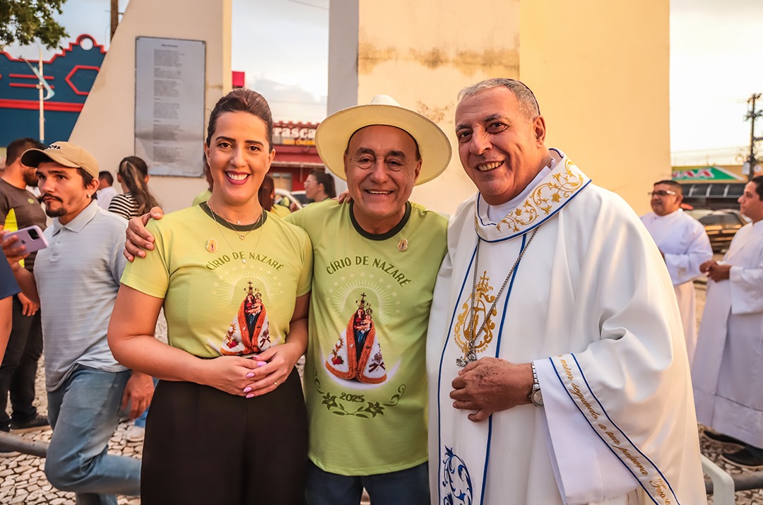 Foto da primeira-dama Kelen Bocalom e do prefeito de Rio Branco, Tião Bocalom com o bispo Don Joaquin Pertiñez Fernandez