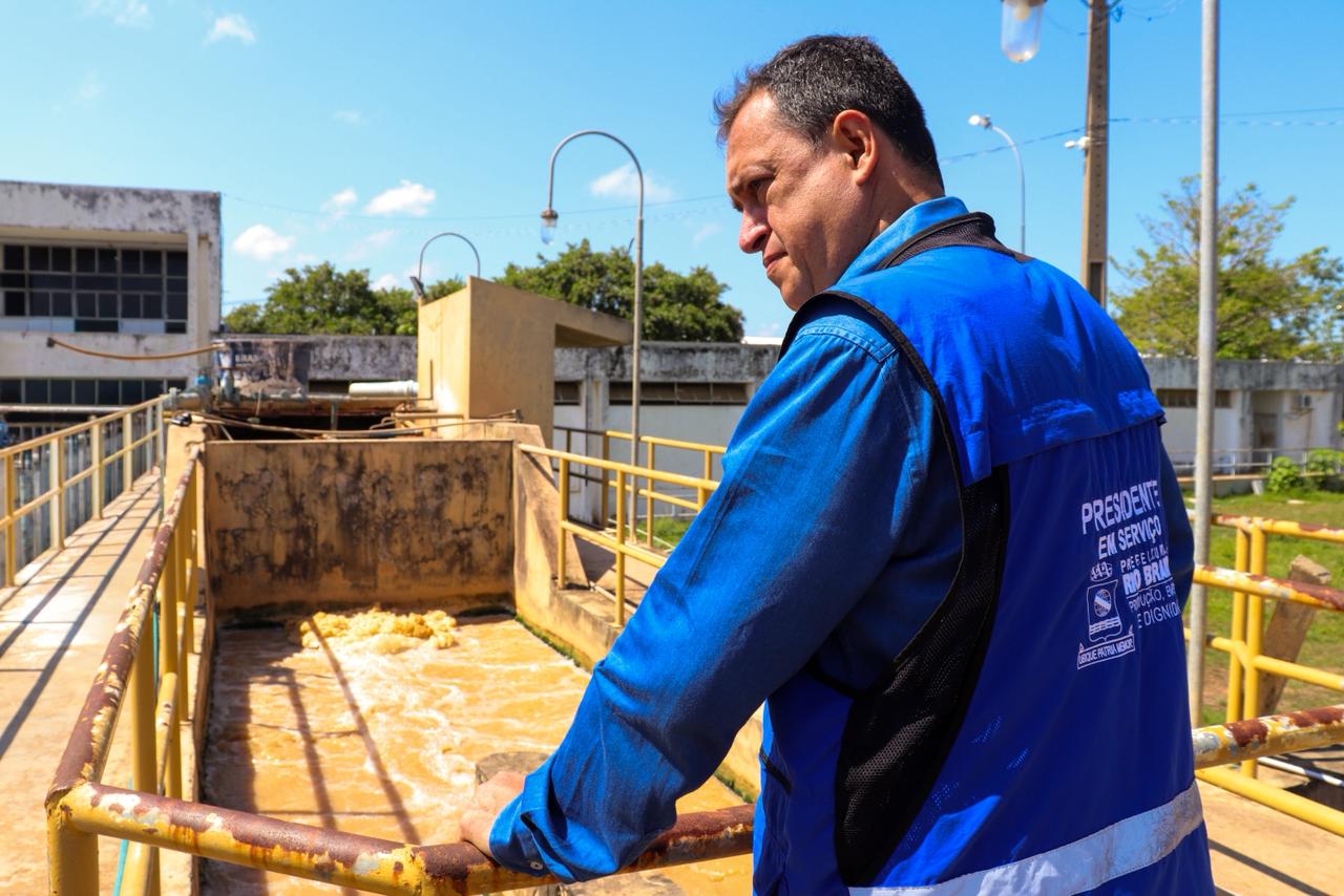 Foto de Enoque Pereira na Estação de Tratamento de água de Rio Branco