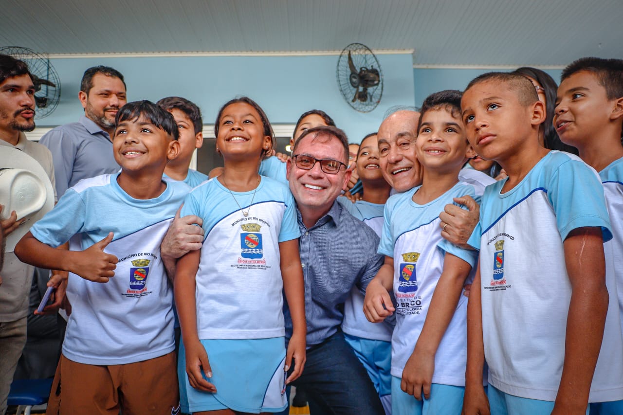 Foto do vice-prefeito Alysson Bestene e do Prefeito Tião Bocalom com as crianças da Escola Monte Castelo