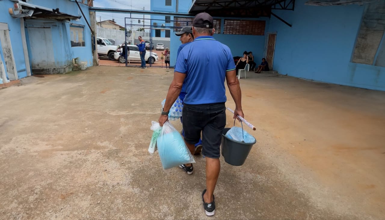 Foto da entrega de kits para as pessoas em situação de risco