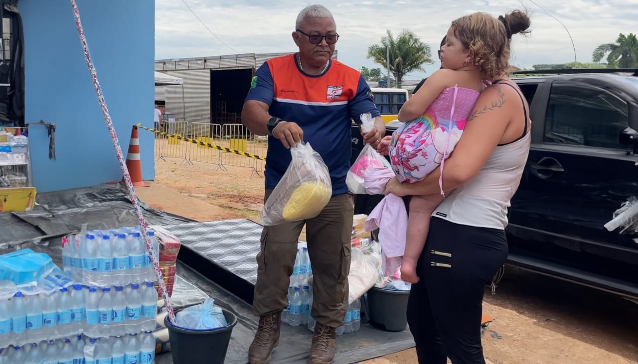 Foto de distribuição de alimentos pela Defesa Civil