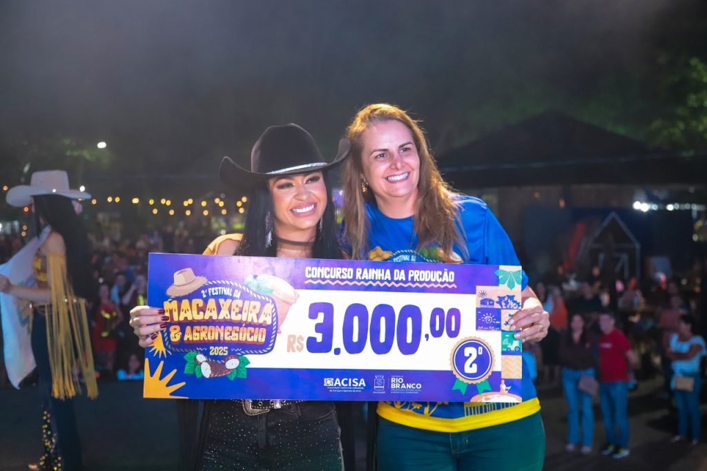 “Esse concurso já faz parte da história do Festival da Macaxeira”, disse Patrícia Dossa ao lado da vice-campeã Lunayra Fernandes (Foto: Val Fernandes/Secom)