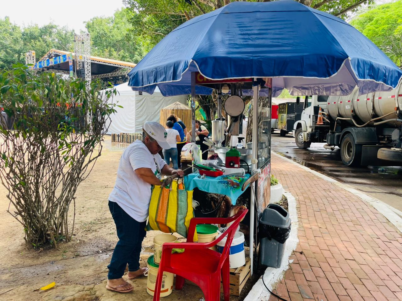 Foto de comerciantes organizando seus espaços para o Festival