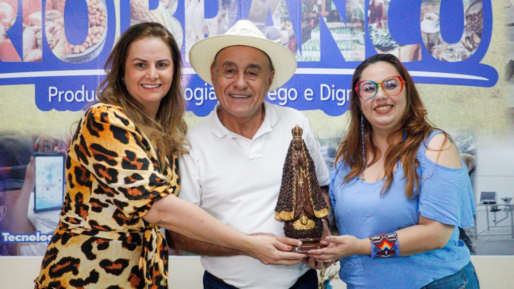Prefeito de Rio Branco recebe homenagem da Acisa com imagem de Nossa Senhora Aparecida feita de grãos de café 5 HOMENAGEM ACISAMA 24 5 e1761578168837