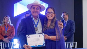 Foto do prefeito Tião Bocalom recebendo Homenagem