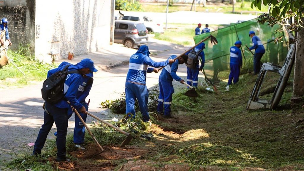 Com a proximidade do Dia de Finados, Prefeitura de Rio Branco intensifica a limpeza dos cemitérios públicos da capital 8 Limpeza Finados 5 e1760990635496