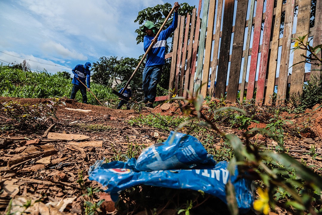 Quando jogados em locais inadequados, como nas ruas e margens, esses materiais acabam obstruindo galerias e córregos. (Foto: Val Fernandes/Secom)