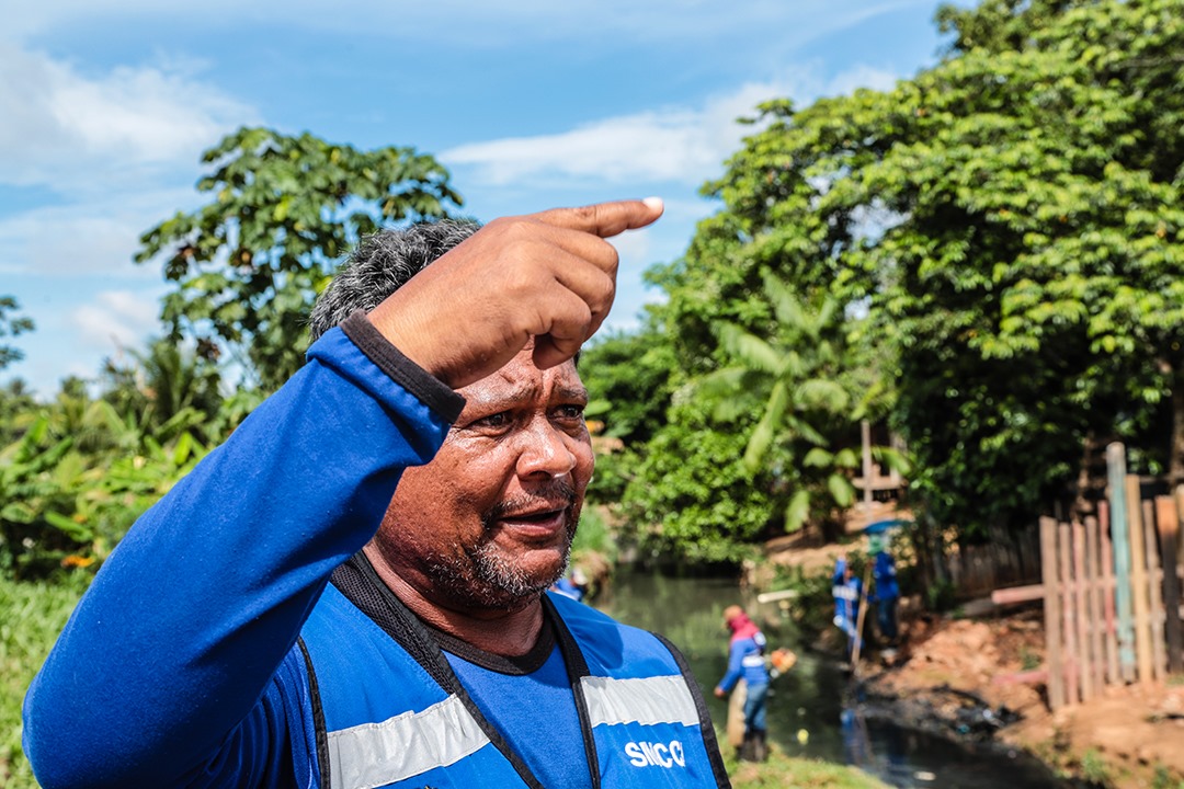 “A prefeitura está sempre presente nas comunidades, mas nosso maior problema é a dificuldade de acesso para posicionar e operar equipamentos mecanizados”, explicou Aroldo Nascimento. (Foto: Val Fernandes/Secom)