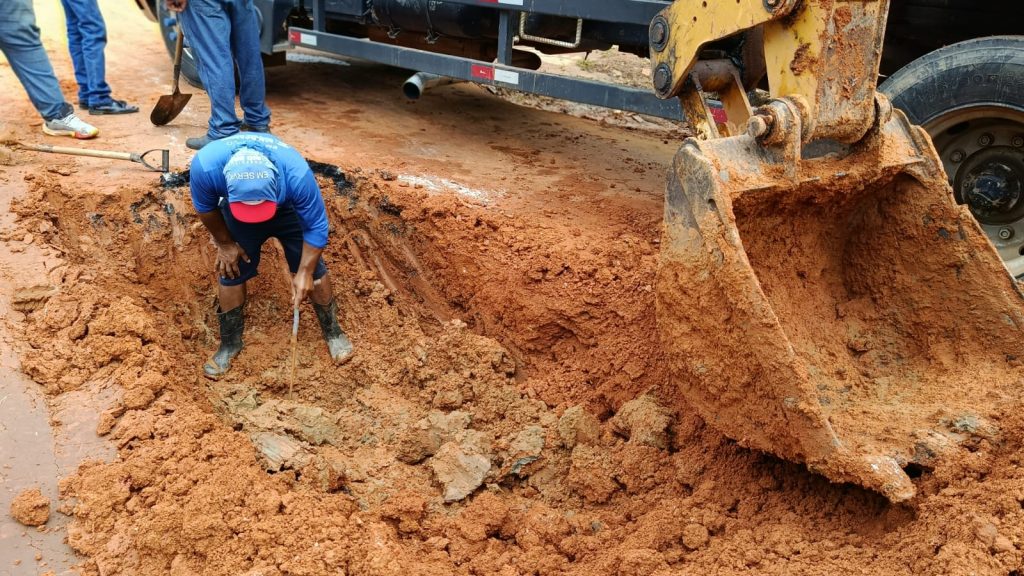 Prefeitura de Rio Branco realiza manutenção emergencial e evita desabastecimento no bairro Placas 4 Manutencao emergencial Placas 2 e1761755631834