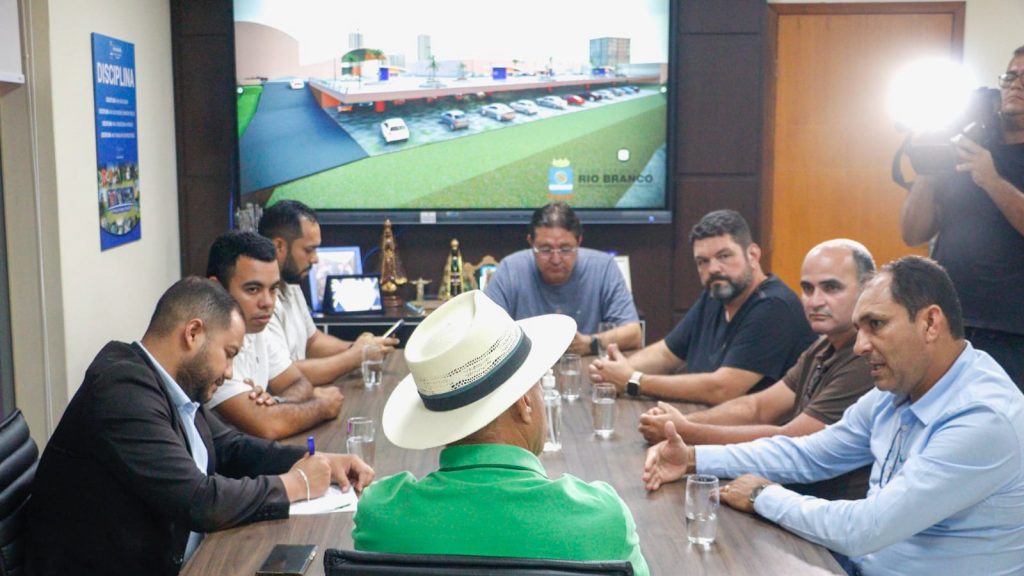 Prefeitos de Rio Branco e Marechal Thaumaturgo discutem parceria e sustentabilidade em encontro na capital 8 Prefeitos de Rio Branco e Marechal Thaumaturgo discutem parceria e sustentabilidade 8 e1761680904853