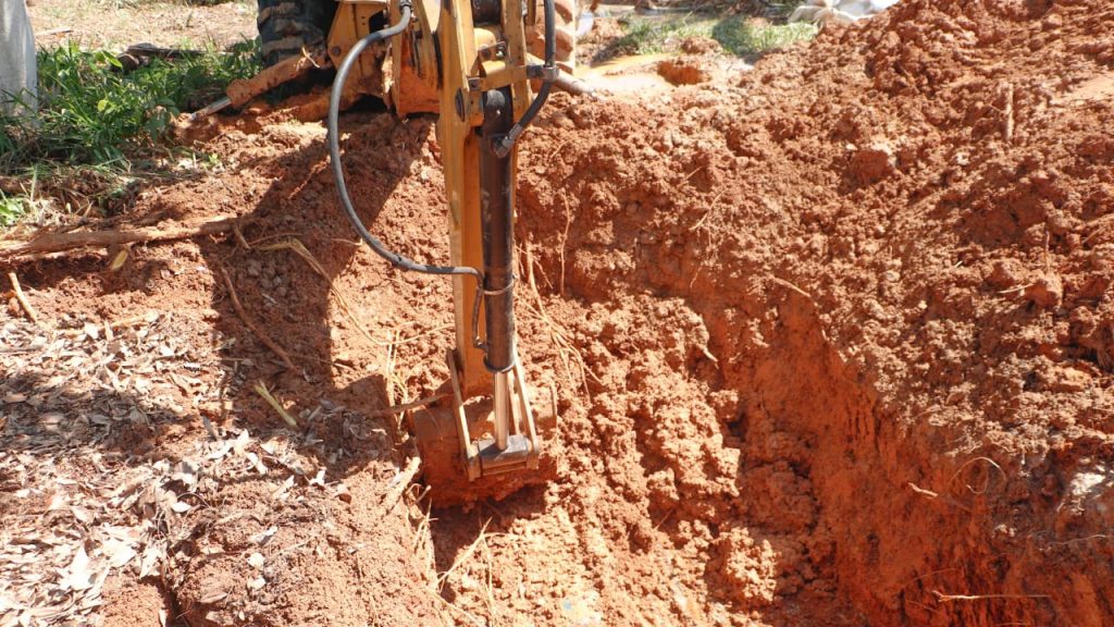 Adutora rompe na ETA II, mas equipes da Prefeitura trabalham para garantir abastecimento no Segundo Distrito 5 Remendo profundo ETA2 2 e1759354326508