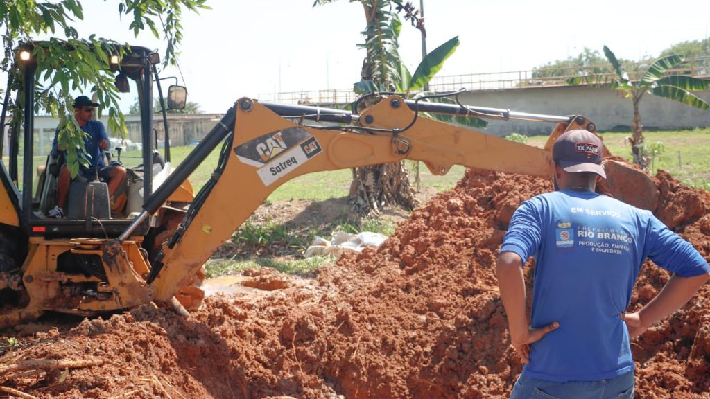 Adutora rompe na ETA II, mas equipes da Prefeitura trabalham para garantir abastecimento no Segundo Distrito 6 Remendo profundo ETA2 4 e1759499197892