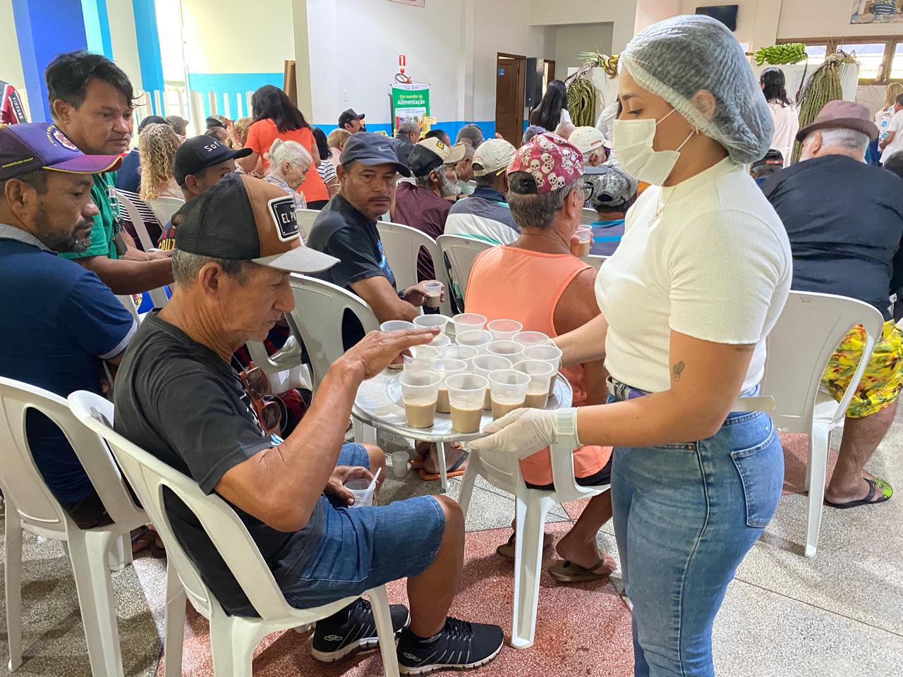 Foto dos idosos se alimentando