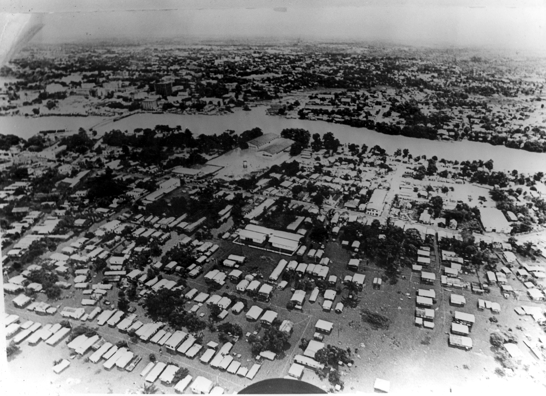 Rio Branco: coração do Acre, terra de resistência e de encantos 7 Foto aérea de Rio Branco, bairro 6 de agosto, enchente na década de 80