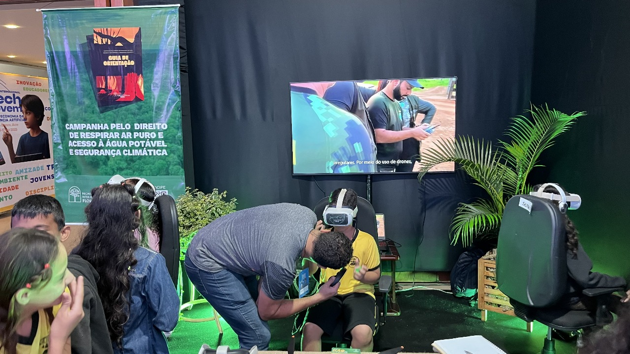 No estande da Secretaria Municipal de Meio Ambiente, o público pode vivenciar experiências imersivas de educação ambiental por meio dos óculos de realidade virtual. (Foto: Secom)