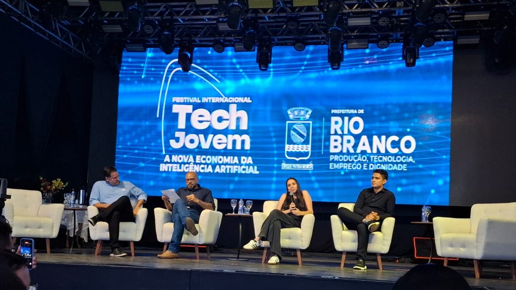 Foco no futuro: Debates aprofundados sobre inteligência artificial e tecnologia moldam a Gestão Pública no TechJovem 2 TechJovem debates 1 e1760710785821