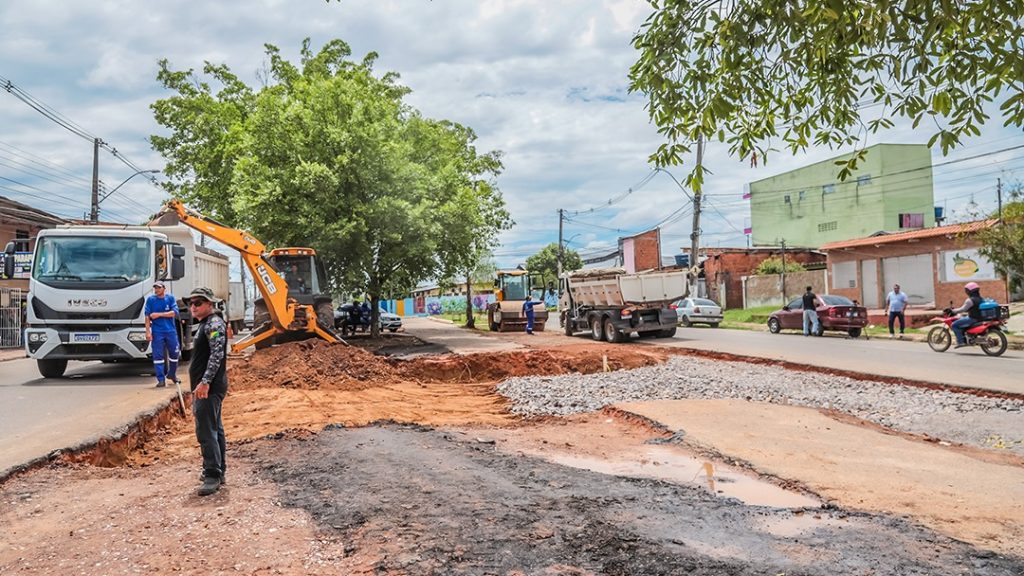Prefeitura de Rio Branco realiza intervenção viária na Rua Valdomiro Lopes para melhorar a segurança e fluidez do trânsito 1 Valdomiro Lopes RBTrans 8 e1760650437403