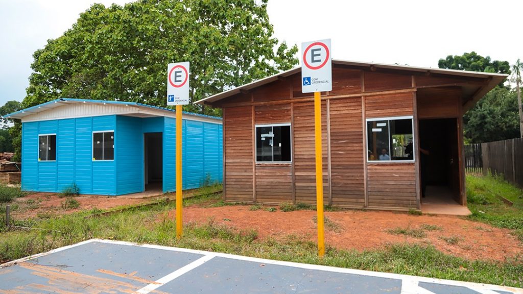 Prefeito de Rio Branco acompanha avanços do projeto 1001 Dignidades e anuncia novas unidades habitacionais 9 Visita ao prototipo 1001 Diginidades VAL 13 e1761320091175