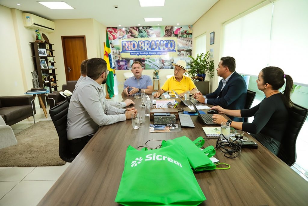 Prefeito de Rio Branco recebe visita institucional do Sicredi para reforçar parcerias 6 Visita diretores do SICREDI 5