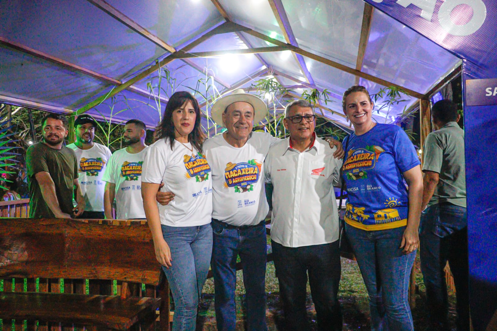 Foto de autoridades no Festival da Macaxeira