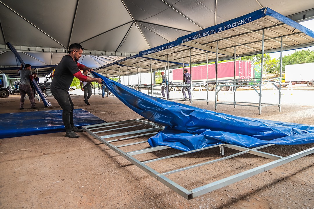 Foto dos preparativos para a 1ª Mostra Tarauacaense dos Produtores Rurais