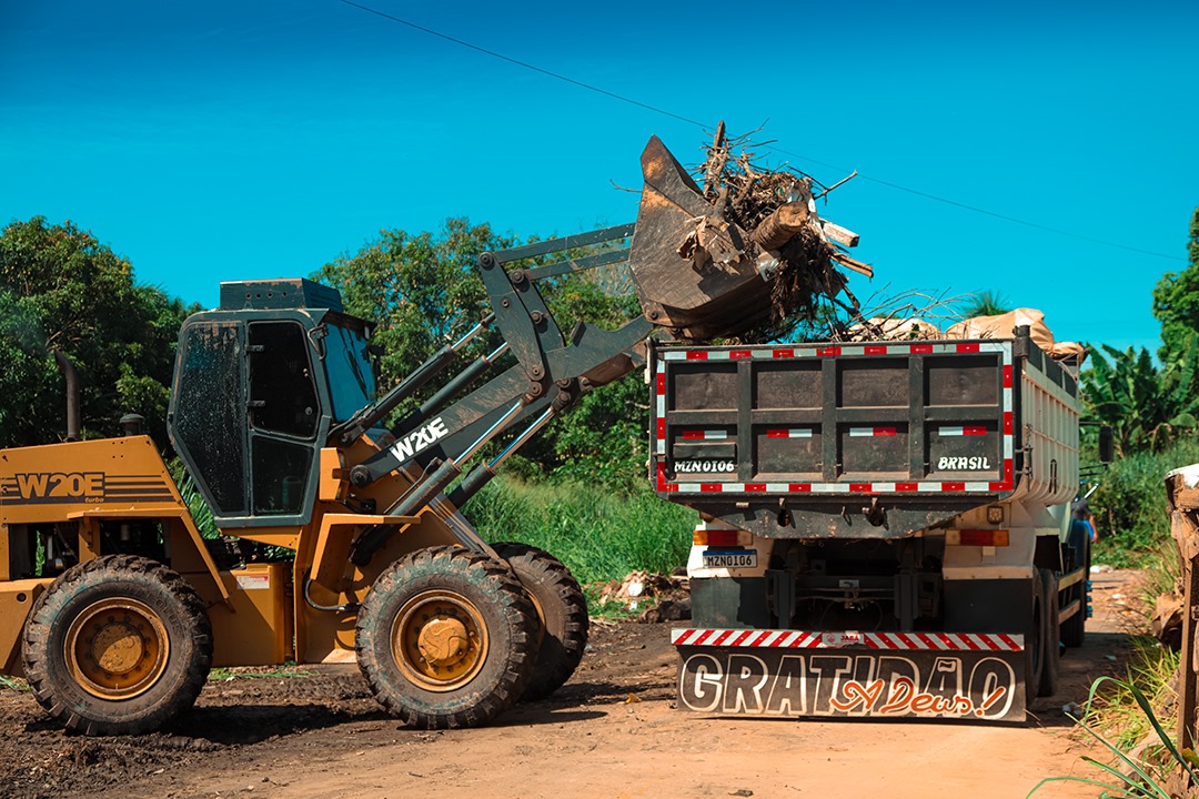 Durante trabalho, as equipes encontraram lixo doméstico, restos de materiais de construção, móveis inutilizados e até carcaças de veículos acumuladas na calçada. (Foto: Val Fernandes/Secom)
