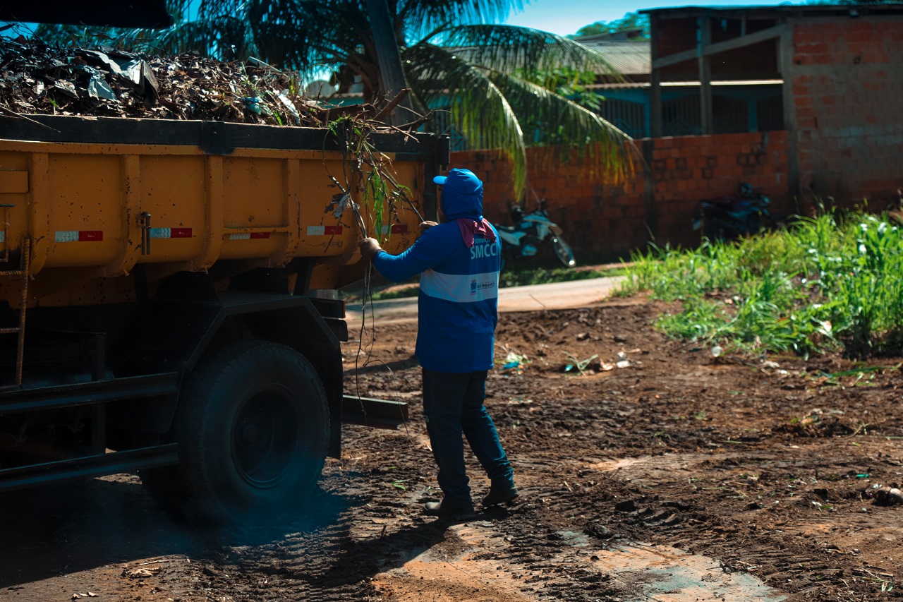 De acordo com a Prefeitura, o descarte irregular de lixo é um dos principais desafios enfrentados na manutenção da limpeza urbana. (Foto: Val Fernandes/Secom)