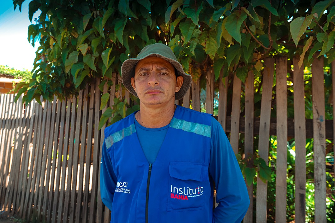 O supervisor operacional da Secretaria Municipal de Cuidados com a Cidade, Elismar Souza, destacou que o problema se repete mesmo após ações de limpeza completas. (Foto: Val Fernandes/Secom)