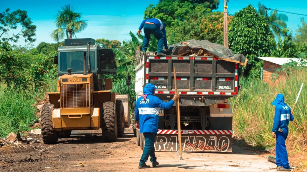 Prefeitura de Rio Branco realiza ação de limpeza no bairro Recanto dos Buritis e remove mais de 100 toneladas de entulhos 2 Acao de limpeza no bairro Recanto dos Buritis 7 e1763742519670