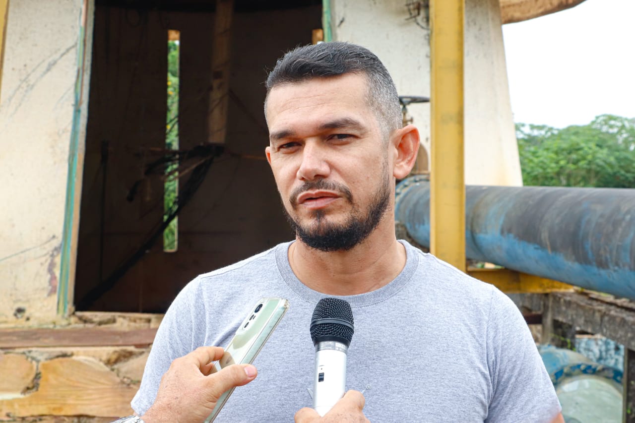 Segundo o gerente técnico de manutenção do Saerb, Éder Franco, as equipes atuaram durante toda a noite para minimizar os impactos causados pela forte correnteza. (Foto: Marcos Araújo/Secom)