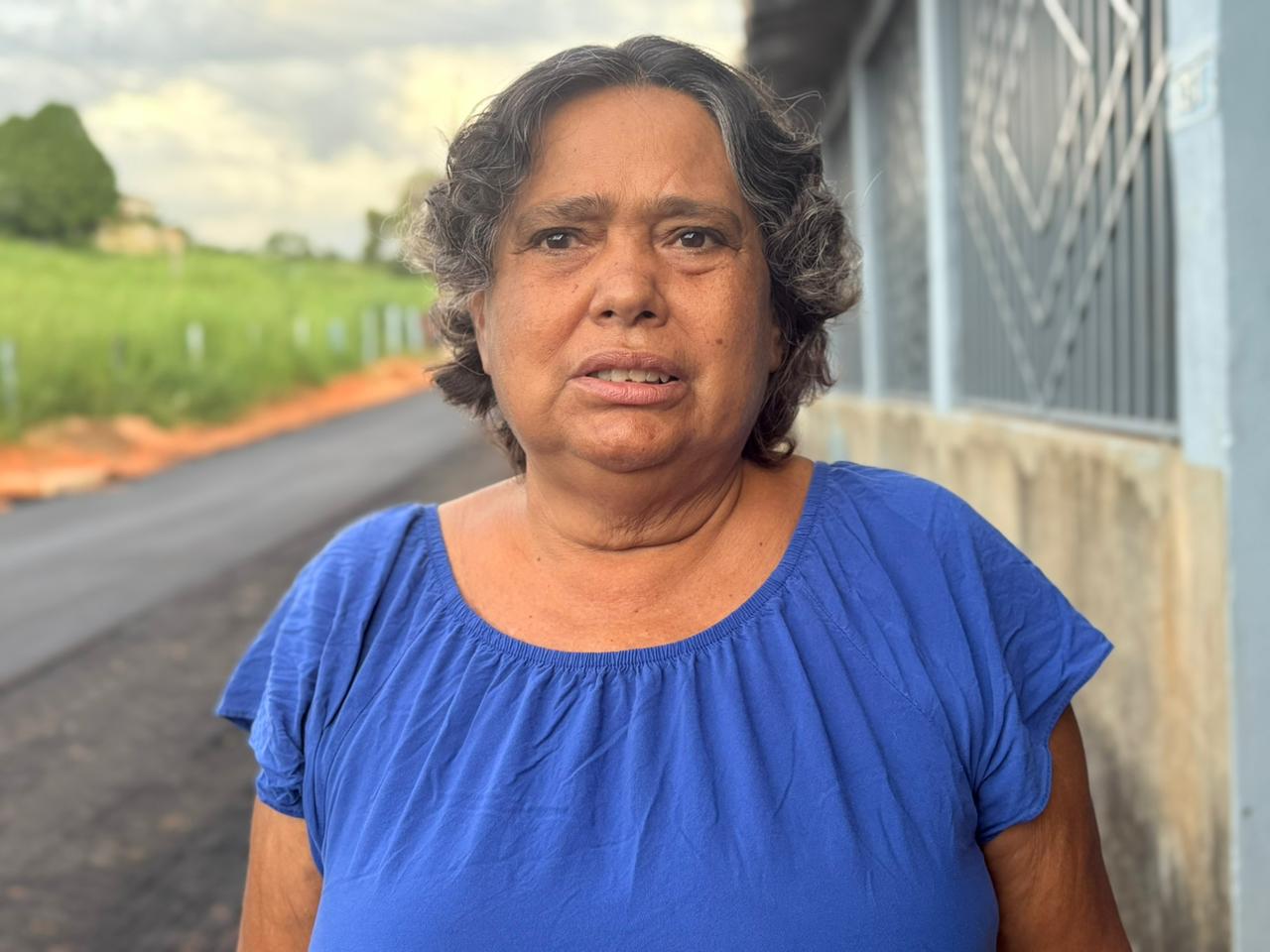 Moradora do bairro há 38 anos, Maria Cristina agradeceu os serviços executados na Rua Edmundo Pinto. (Foto: Katiussi Melo/Secom)