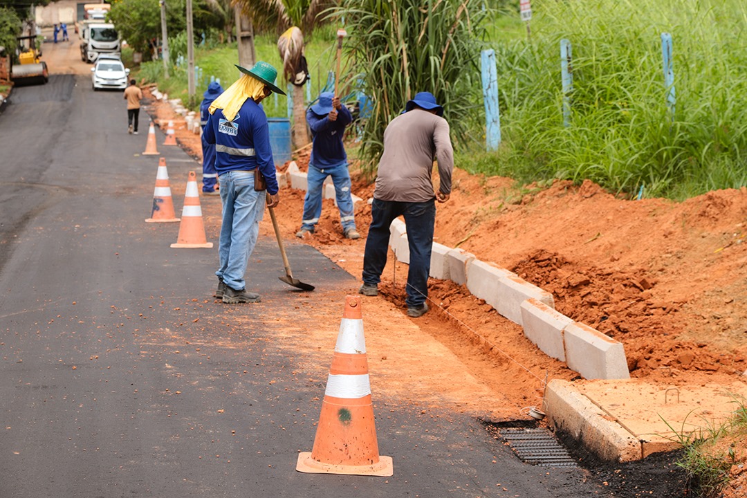 A Prefeitura de Rio Branco, por meio da Empresa Municipal de Urbanização (Emurb), segue executando rigorosamente o cronograma de asfaltamento e pavimentação de ruas e travessas. (Foto: Val Fernandes/Secom)