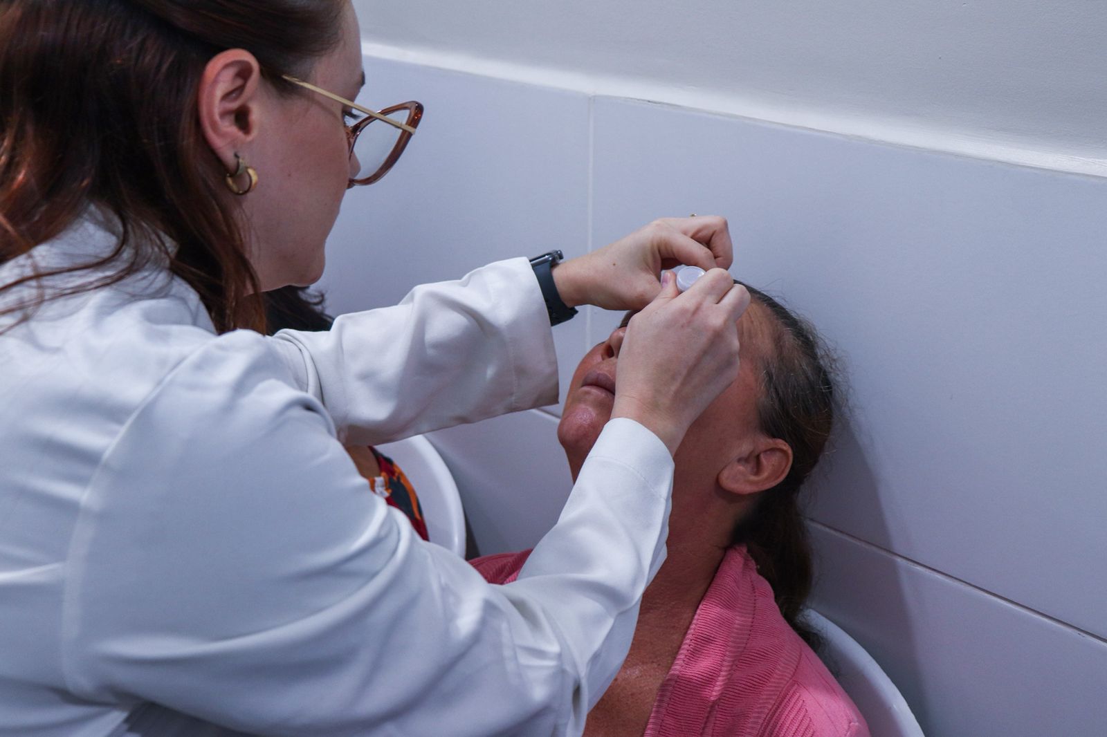 Foto de preparação de paciente para exame de retinografia