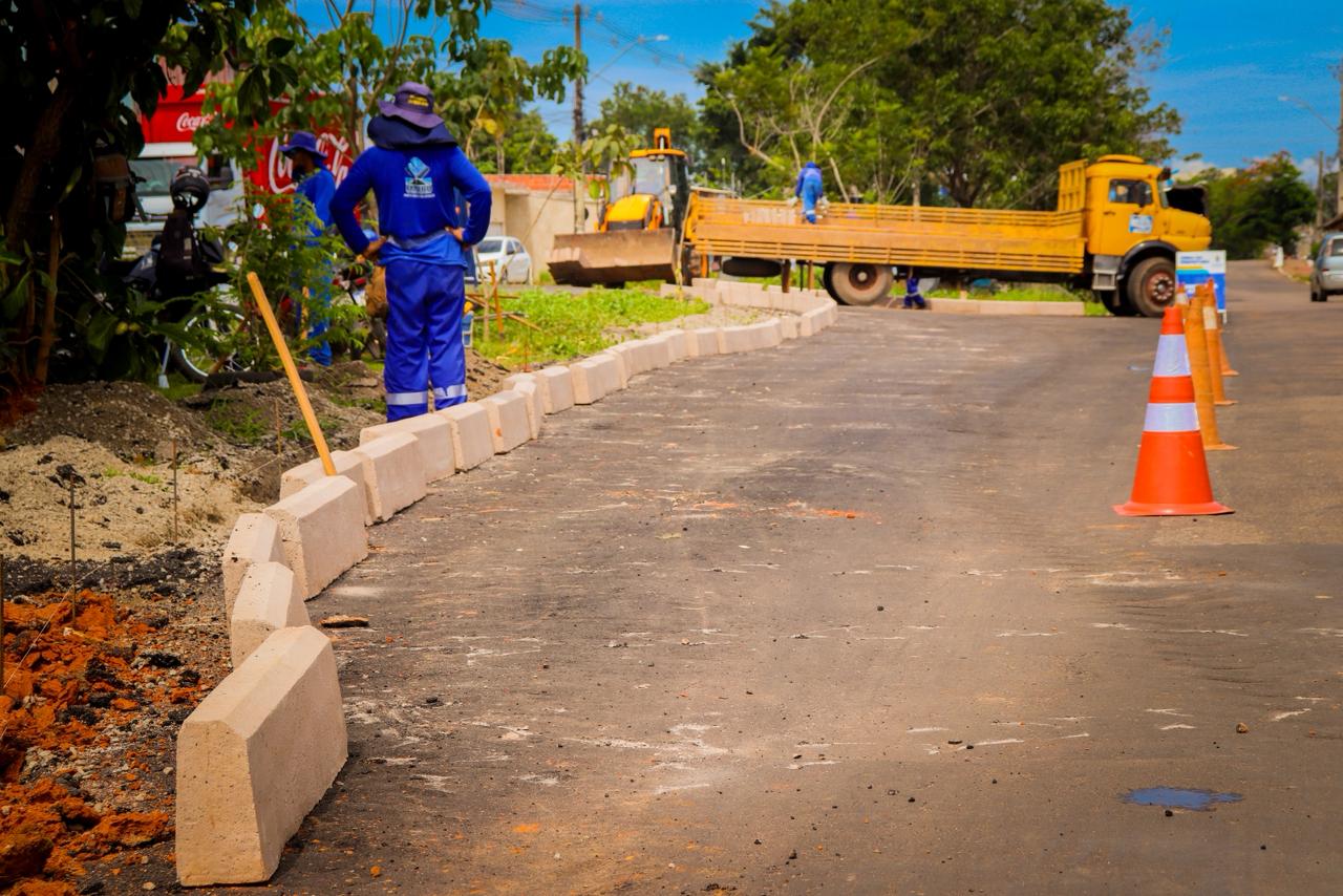 Os serviços incluem a construção de meio-fio, sarjetas e limpeza de pontos de drenagem. (Foto: Vitória Souza/Secom)