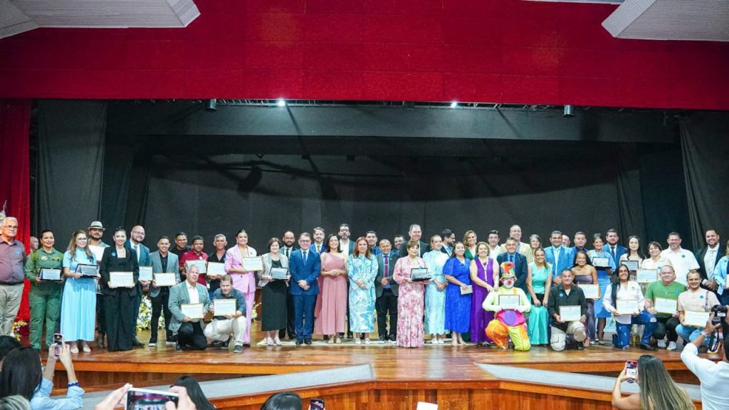 Prefeito prestigia cerimônia de entrega dos Títulos Honoríficos da Câmara Municipal 1 Entrega dos Titulos Honorificos da Camara Municipal 13 e1762645129140