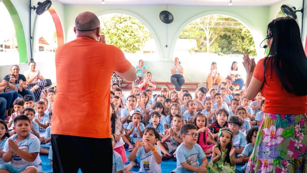 Notícias 3 Espetaculo tuk tuk chrizarubina fotos Vitoria Souza 12 e1764167172205