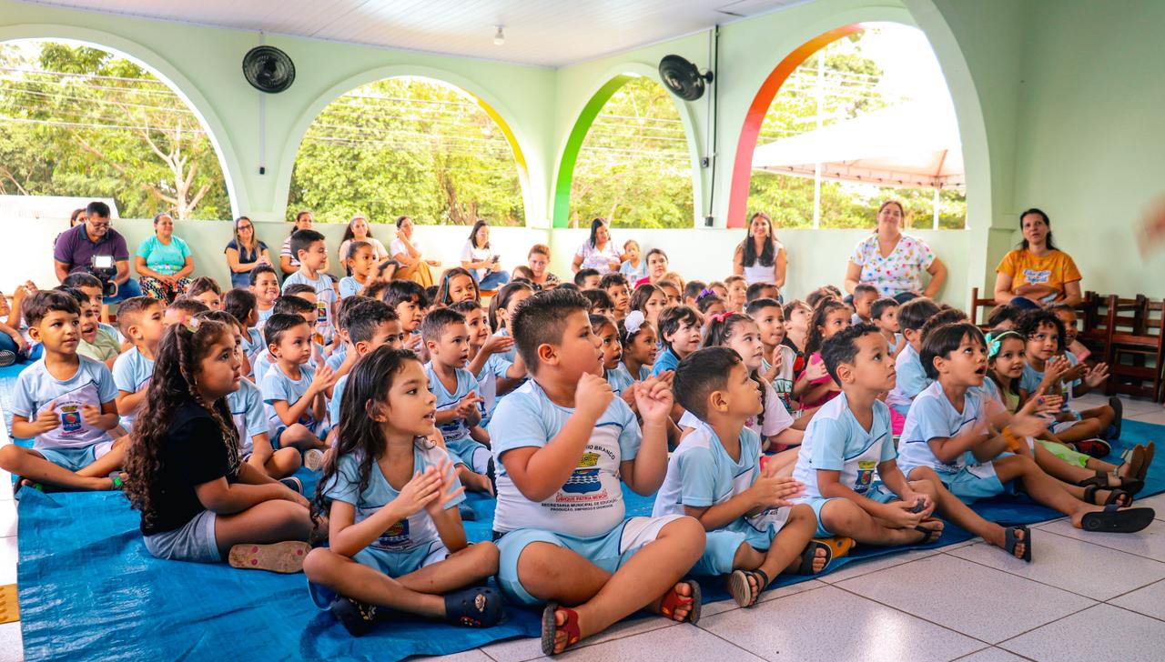 Foto do espetáculo Tok Tok,na Escola Chrizarubina Leitão