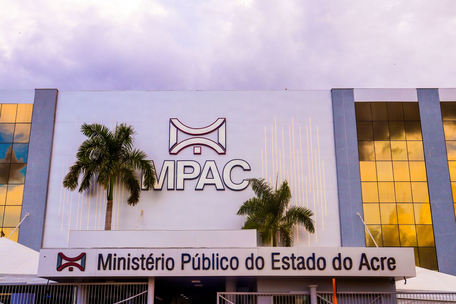 Foto da fachada da noca sede unificada do Minstério Público do Acre