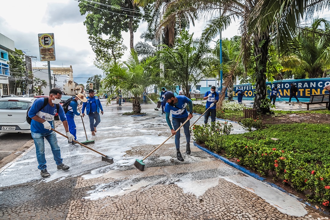 Limpeza da Praca da Revolucao 20
