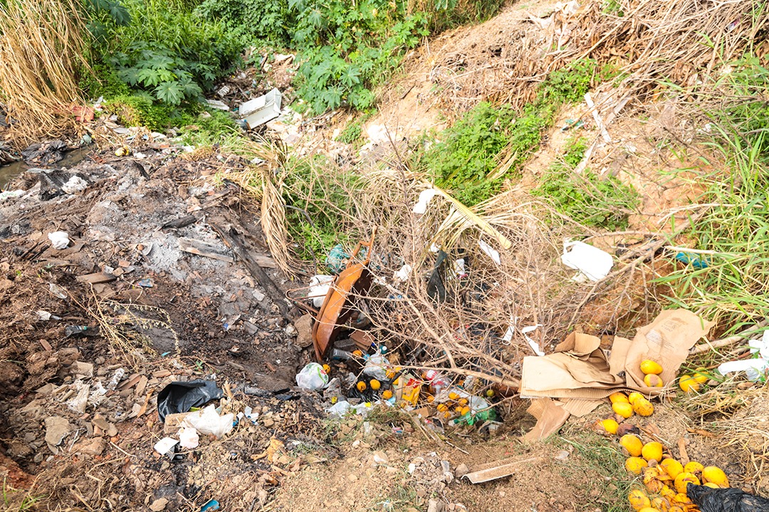 Área de desbarrancamento onde havia uma grande quantidade de lixo acumulado. (Foto: Val Fernandes/Secom)