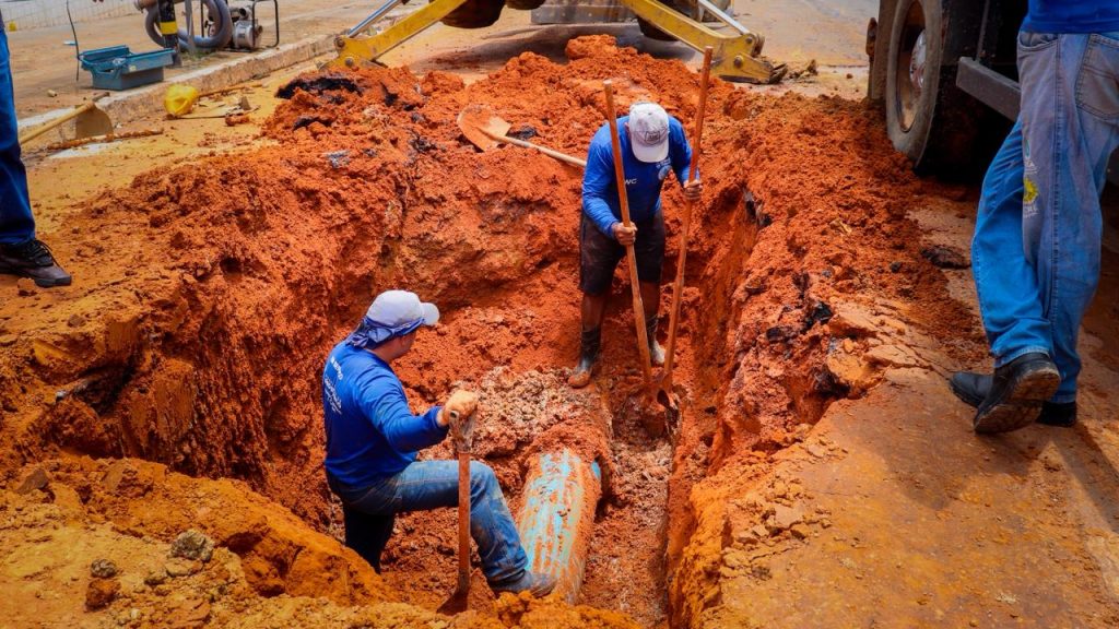 Prefeitura de Rio Branco realiza manutenção na Avenida Brasil para substituição de cano antigo 5 Manutencao Vazamento VS 2 e1762199211903