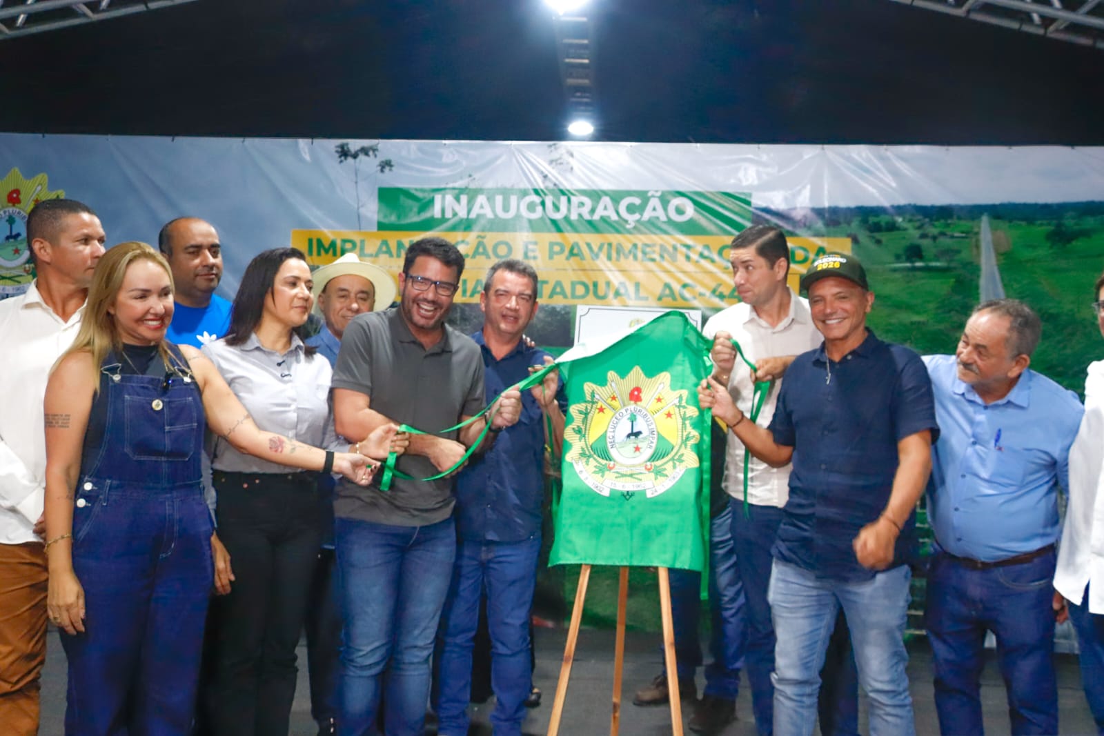 Foto do descerramento da placa de inauguração da obra