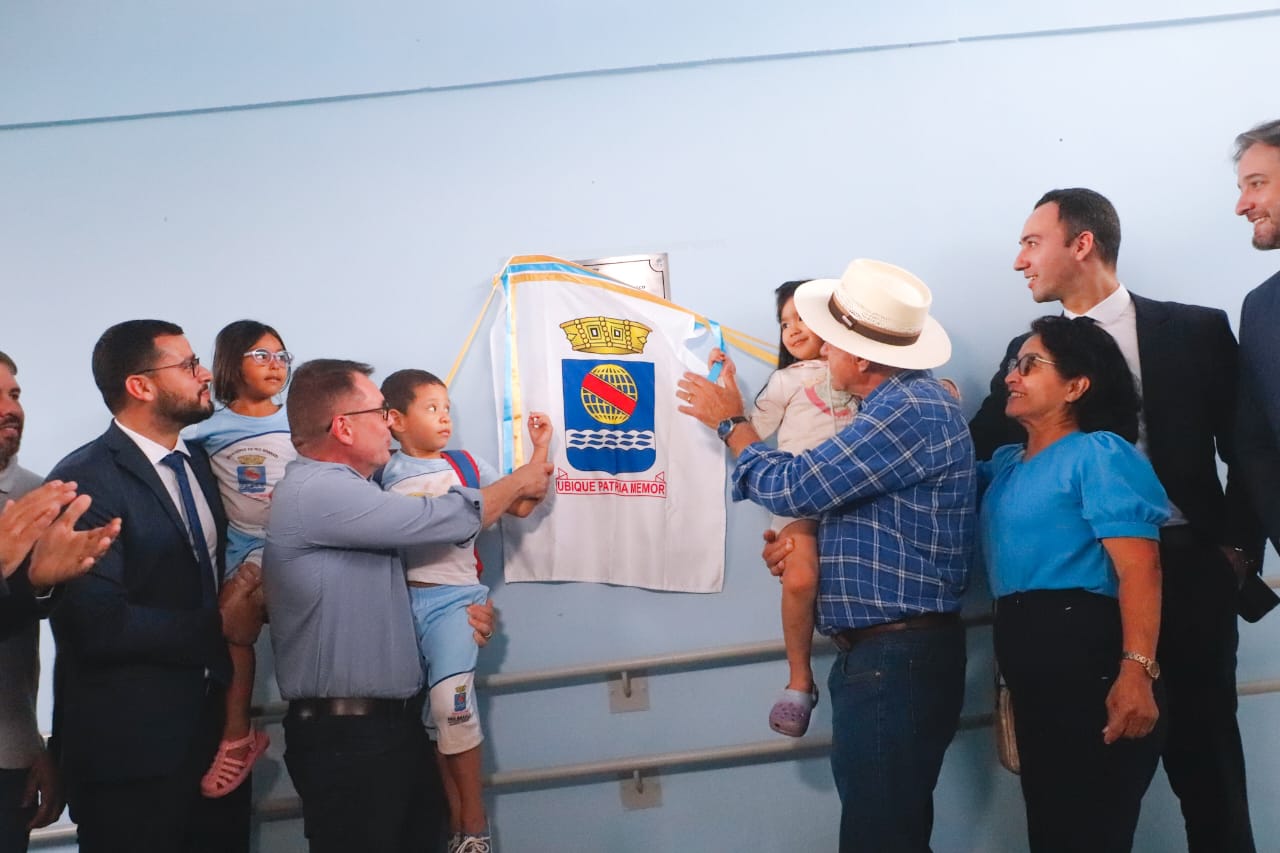 Prefeito participou da solenidade ao lado do vice-prefeito e secretário municipal de Educação. (Foto: Marcos Araújo/Secom)