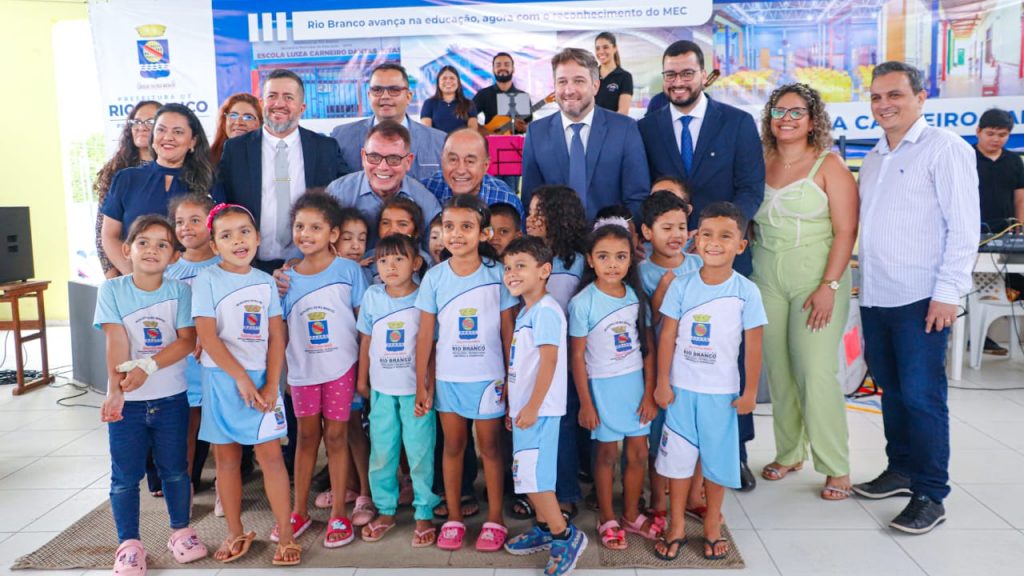 Prefeitura de Rio Branco reinaugura e credencia Escola Municipal de Ensino Infantil Luiza Carneiro Dantas 8 Prefeitura reinaugura e credencia a Escola Luiza Carneiro Dantas 6 1 e1763494682373