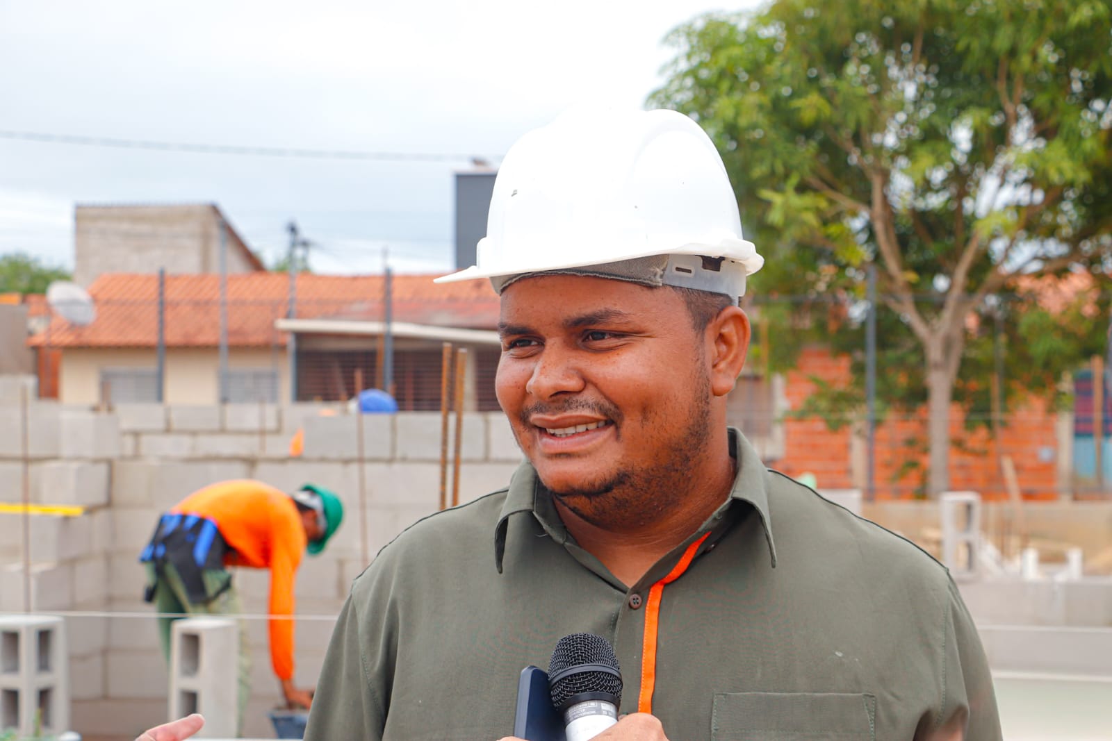 Edmir, encarregado da obra, ressalta que essa é uma grande oportunidade para os trabalhadores, para os comerciantes e para a empresa em si, pois o aquecimento econômico é perceptível. (Foto: Marcos Araújo/Secom)