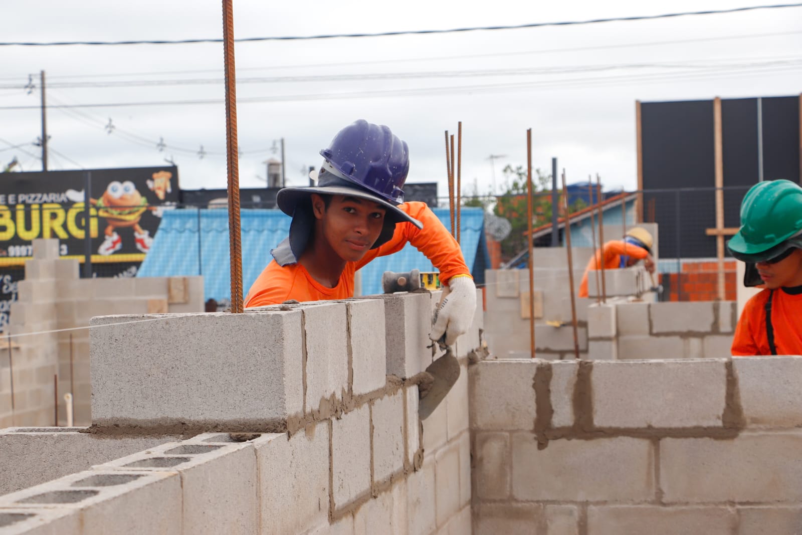 O volume de obras executado pela Prefeitura está garantindo emprego e renda para a população local e de outros municípios do estado. (Foto: Marcos Araújo/Secom)